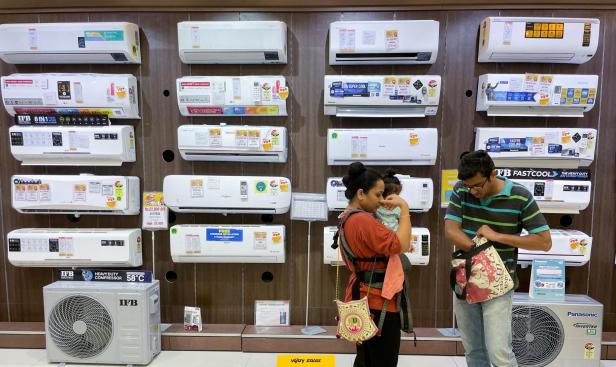 Man ist gut beraten, seine Klimaanlage nicht im Internet zu kaufen. FILE PHOTO: People shop for an air conditioner inside an electronics store in Mumbai