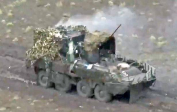 BTR-82 mit Cope Cages, Gittern und Schürzen BTR-82 mit Cope Cages, Gittern und Schürzen