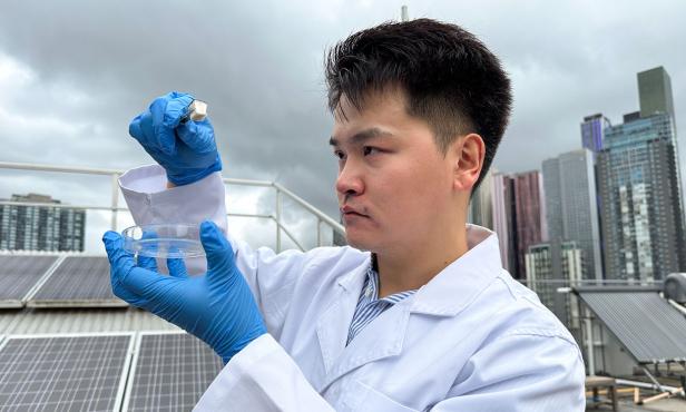 Dr. Derek Hao von der RMIT University hält das schwammige Verbundmaterial auf Holzbasis, das Wasser aus der Atmosphäre aufnehmen kann. Dr. Derek Hao von der RMIT University hält das schwammige Verbundmaterial auf Holzbasis, das Wasser aus der Atmosphäre aufnehmen kann.