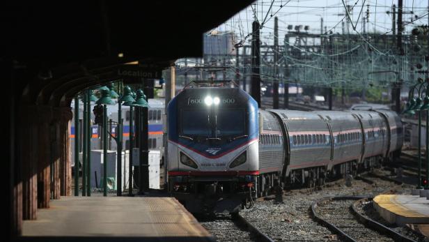 FILES-US-ACCIDENT-TRANSPORT-TRAIN In der Nähe von San Francisco ist ein Zug entgleist. Die Gleise haben sich bei den hohen Temperaturen verzogen.