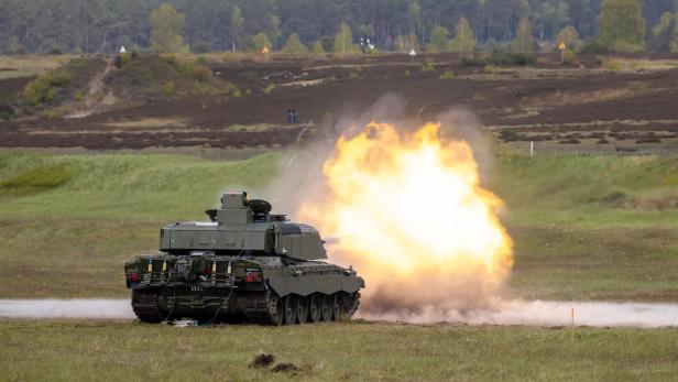 Großbritanniens tödlichster Panzer führt Schießübungen durch Großbritanniens tödlichster Panzer führt Schießübungen durch