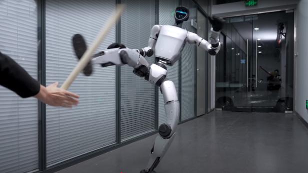 Humanoider Roboter G1 schlägt Mensch einen Schlagstock aus der Hand