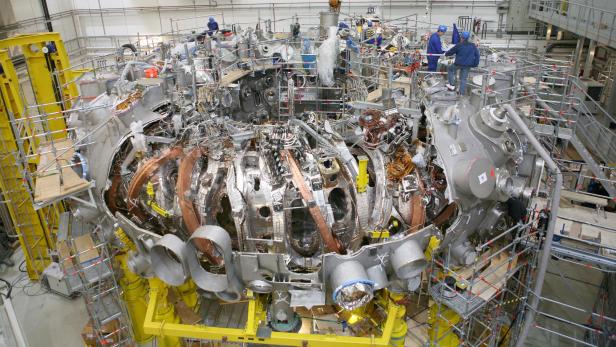 Stellaratoren, wie der Wendelstein 7-X, sind sehr komplex. Ein franzözisches Start-up will das Design radikal vereinfachen Stellaratoren, wie der Wendelstein 7-X, sind sehr komplex. Ein franzözisches Start-up will das Design radikal vereinfachen