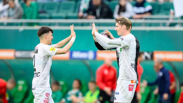 KI-Systeme, die die psychologische Performance von Fußballspielern bewerten sollen, werden unter anderem mit Interaktionsdaten gefüttert. Dazu zählt auch Jubel wie hier zwischen zwei Spielern von RZ Pellets WAC in der österreichischen Bundesliga am 4. Mai. zwei Spieler im Fußball-Dress klatschen sich ab