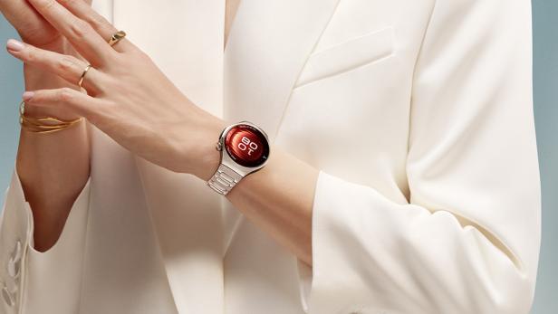Frau mit HUAWEI Watch