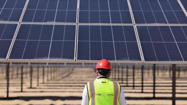 Symbolbild: Solarzellen in der Wüste Symbolbild: Solarzellen in der Wüste