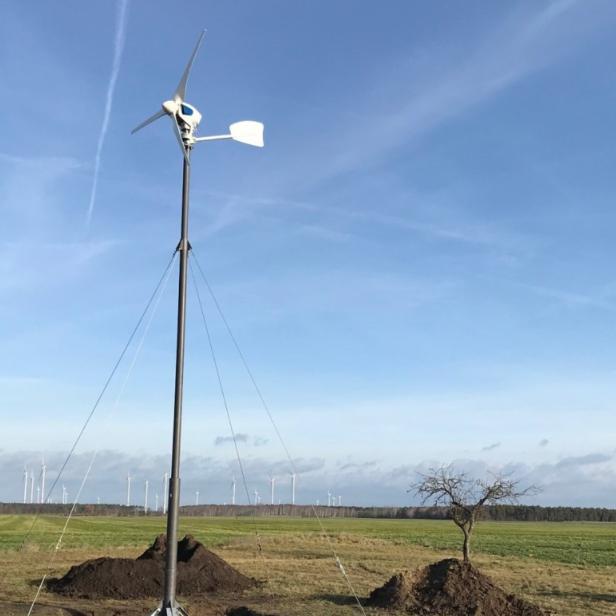Modell eines kleinen Windrades für ein Wasserstoffkraftwerk im Garten