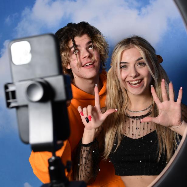 TikTok bannt vor allem junge Menschen. Sie lieben die viralen Videos auf der Plattform.