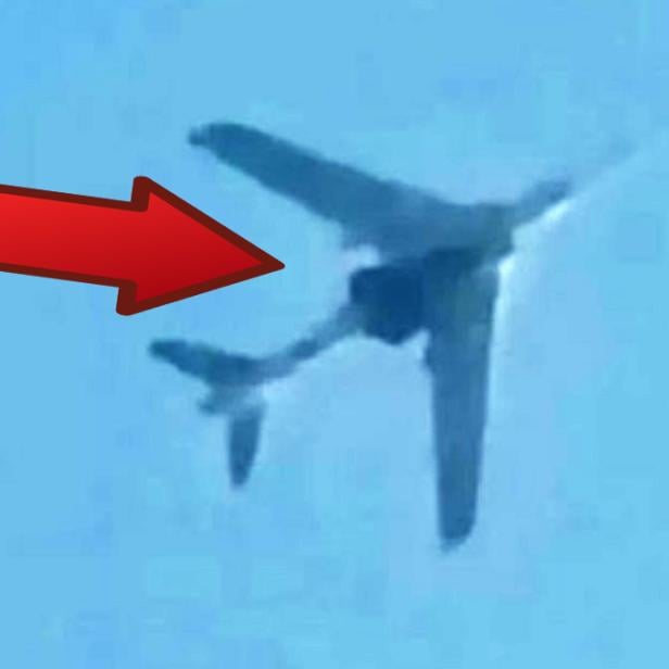 Unbekanntes Fluggerät unter einem H-6-Bomber