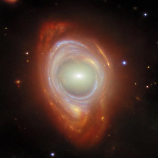 Das James-Webb-Teleskop fotografierte das kosmische Phänomen, das man „Einstein-Ring“ nennt.