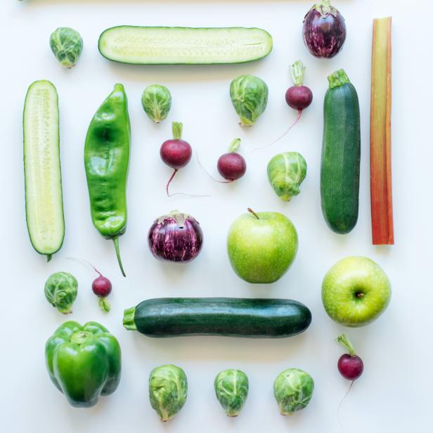 Die Forscher beleuchten verschiedene Obst- und Gemüsesorten im Labor und ermitteln, wie sich unterschiedliche Beleuchtungsfarben auf die Haltbarkeit auswirken.