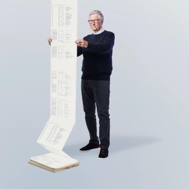 Bill Gates hält in einer Fotomontage den Source Code des ersten Microsoft-Produkts