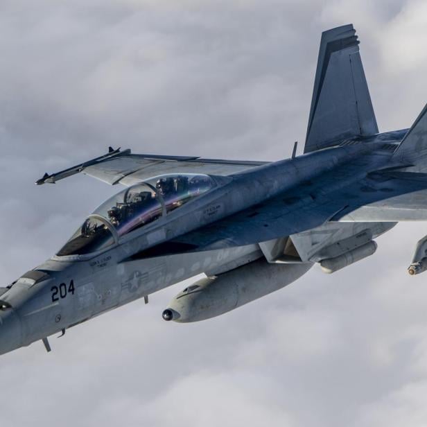 Eine F/A-18F mit IRST-Pod
